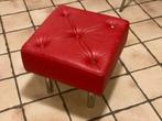 Rode leren poef / hocker, Huis en Inrichting, Banken | Voetenbanken en Poefen, Minder dan 50 cm, Gebruikt, Vierkant, Leer
