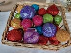 34 Glinsterende Gekleurde Kerstballen, Diversen, Kerst, Ophalen of Verzenden, Nieuw