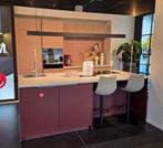 Showroomkeuken met kastenwand en eiland, Ophalen, Nieuw, Rood