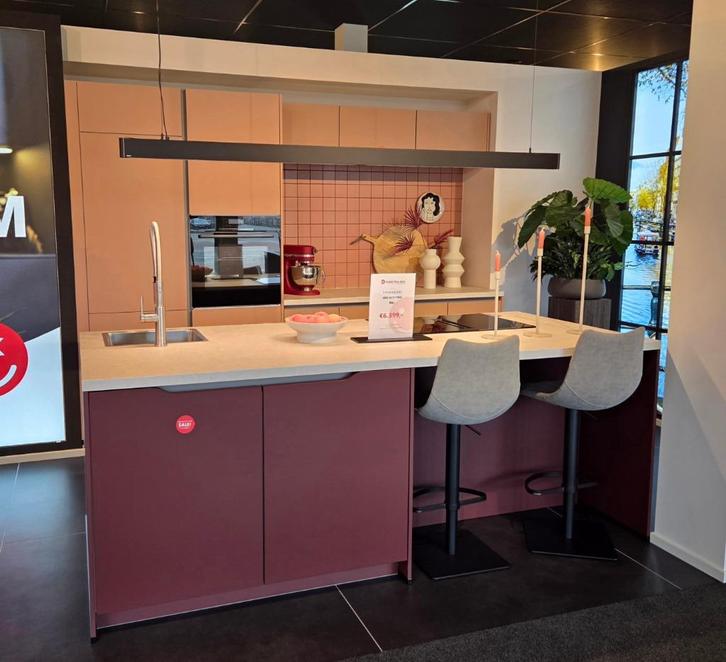 Showroomkeuken met kastenwand en eiland, Huis en Inrichting, Keuken | Keukenelementen, Nieuw, Rood, Overige kleuren, Ophalen