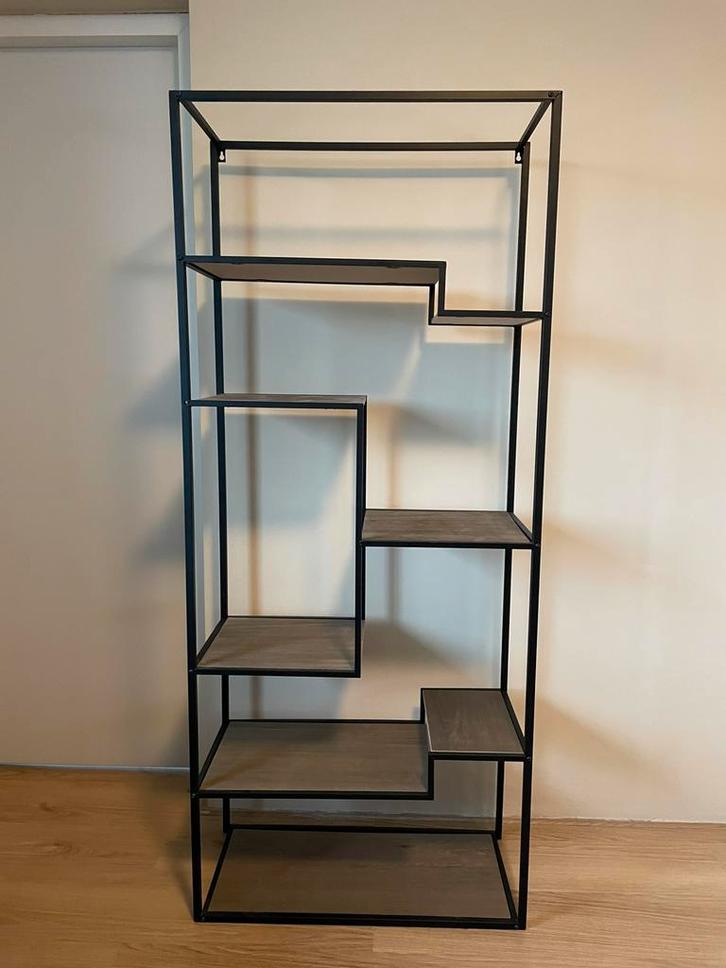 Vakkenkast zwart frame en donker houten planken, Huis en Inrichting, Kasten | Stellingkasten, Gebruikt, Ophalen