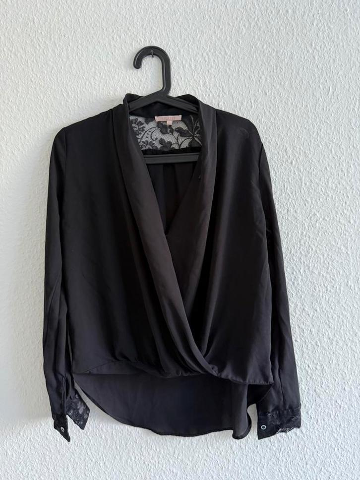 Zwarte blouse met overslag & kanten details Solange, maat M, Kleding | Dames, Blouses en Tunieken, Zo goed als nieuw, Maat 38/40 (M)