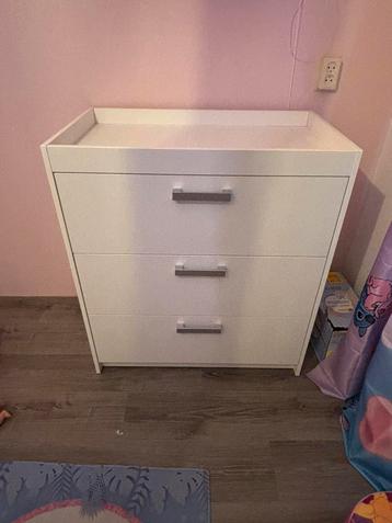 Babykamer wit beschikbaar voor biedingen