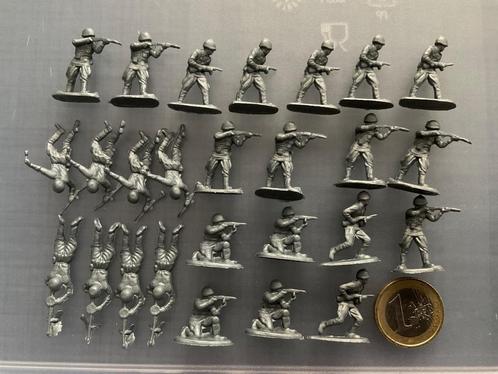 Mini Soldaatjes GRIJS ? German Infantry WO II, Verzamelen, Poppetjes en Figuurtjes, Zo goed als nieuw, Ophalen