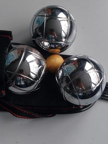 Jeu de Boules etui met 3 metalen ballen beschikbaar voor biedingen