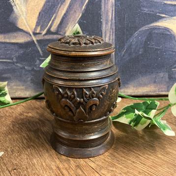 Vintage mooi gesneden houten tabakspot beschikbaar voor biedingen