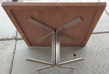 Zware houten jaren 70 salontafel met metalen voet,
100x100cm