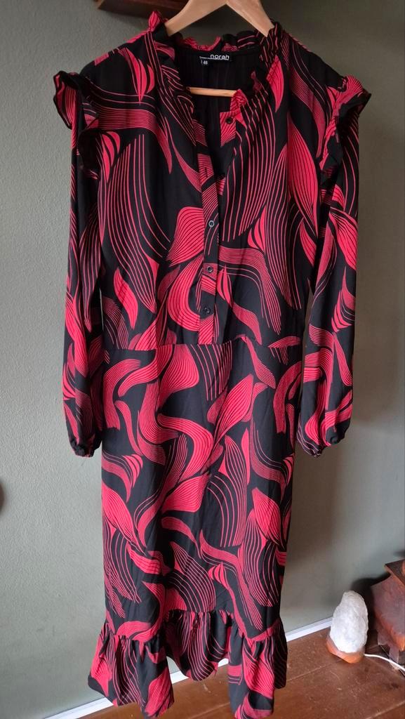Norah zgan zwart rode jurk mt 46, Kleding | Dames, Jurken, Zo goed als nieuw, Maat 46/48 (XL) of groter, Overige kleuren, Onder de knie