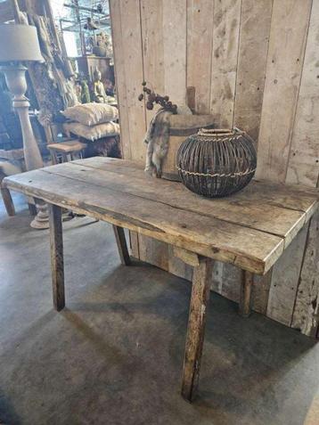 oude stoere tafel ``WOONWINKEL RUSTIEK`` beschikbaar voor biedingen