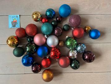 Vrolijke gekleurde kerstballenpakket mix glitter en kleuren beschikbaar voor biedingen