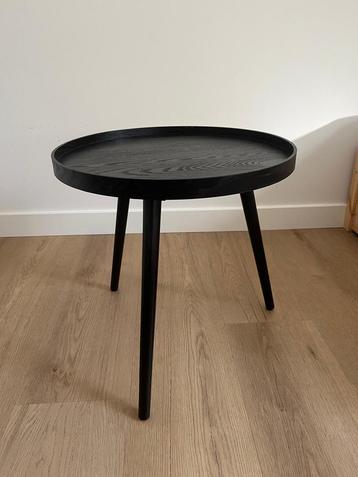 Zwart houten bijzettafeltje beschikbaar voor biedingen