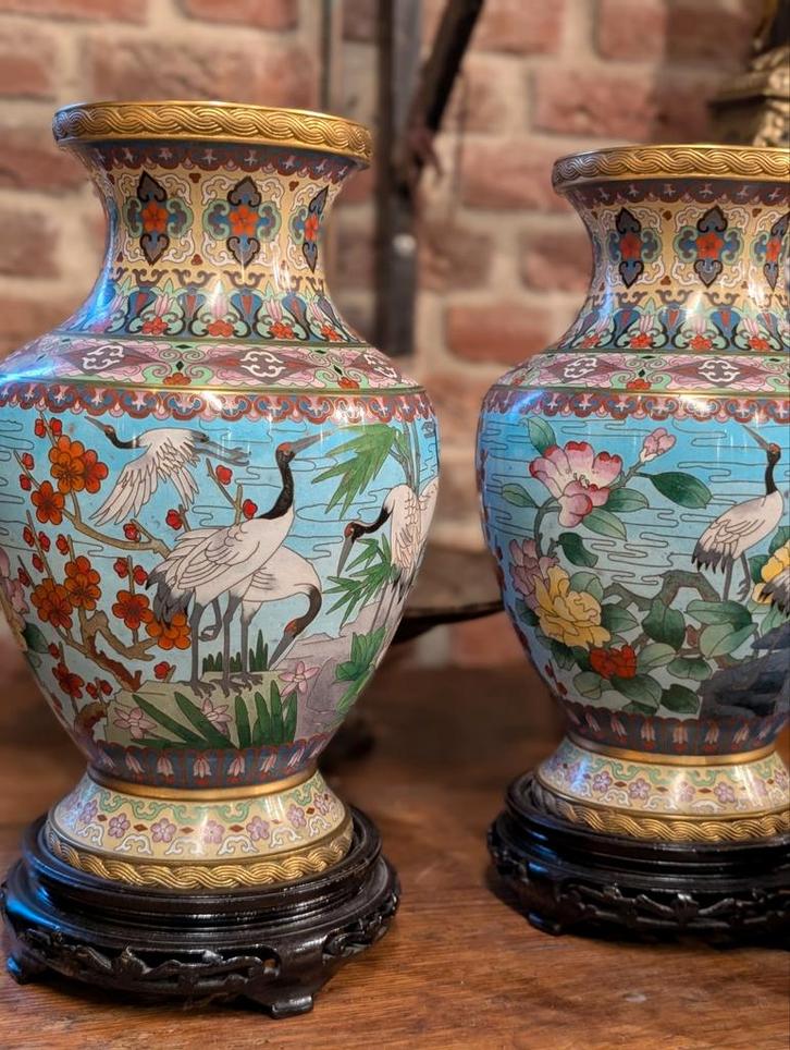 2 antieke Cloisonne vazen. 36 cm hoog. €335., Antiek en Kunst, Antiek | Klokken, Ophalen