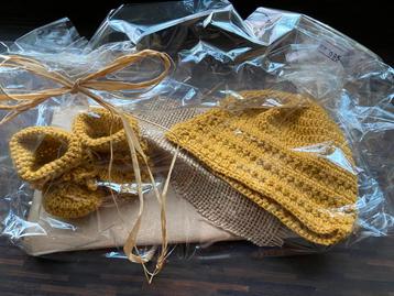 Nieuw gehaakt set mutsje en slofjes beschikbaar voor biedingen
