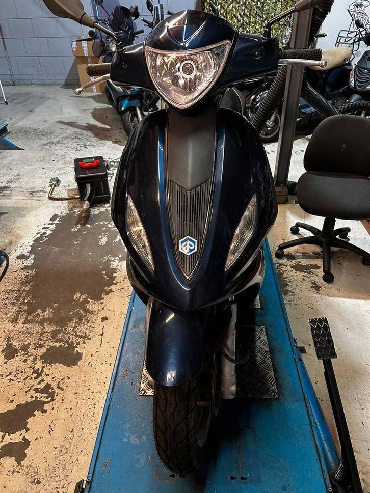 Piaggio new fly, Fietsen en Brommers, Scooters | Piaggio, Zo goed als nieuw, Fly, Maximaal 45 km/u, Benzine, Ophalen