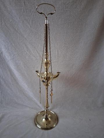 Een Antiek Geel - Koperen handgemaakte "Olielamp". beschikbaar voor biedingen