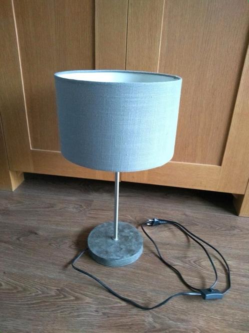 Nette tafellamp, grijs, met schakelaar, Huis en Inrichting, Lampen | Tafellampen, Zo goed als nieuw, 50 tot 75 cm, Stof, Ophalen of Verzenden