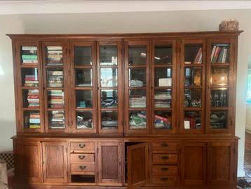Klassieke landelijke vitrinekast/bibliotheekkast beschikbaar voor biedingen
