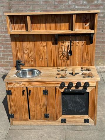 Handgemaakte houten buiten (of binnen) speelkeuken beschikbaar voor biedingen