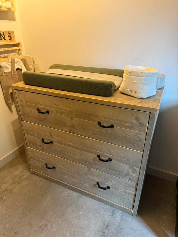 Hele mooie commode van steigerhout met wandplank, Kinderen en Baby's, Kinderkamer | Commodes en Kasten, Zo goed als nieuw, 90 tot 105 cm