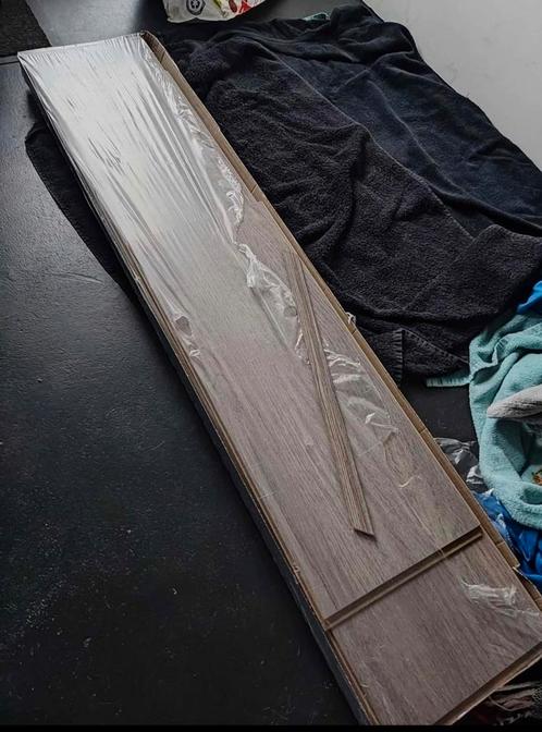 Een open pak laminaat te koop van het merk Le Noir & Blanc., Doe-het-zelf en Verbouw, Vloerdelen en Plavuizen, Zo goed als nieuw