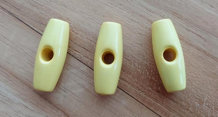 3x houtje touwtje knopen - geel lengte 24mm, samen:, Hobby en Vrije tijd, Naaien en Fournituren, Zo goed als nieuw, Knoop of Knopen