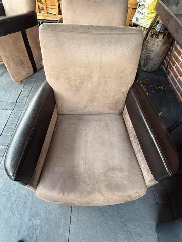 Gratis af te halen eet tafel stoelen beschikbaar voor biedingen