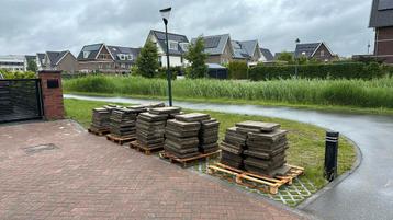 Nog 110 Betontegels over 60x40  €1 per stuk (26m2) beschikbaar voor biedingen