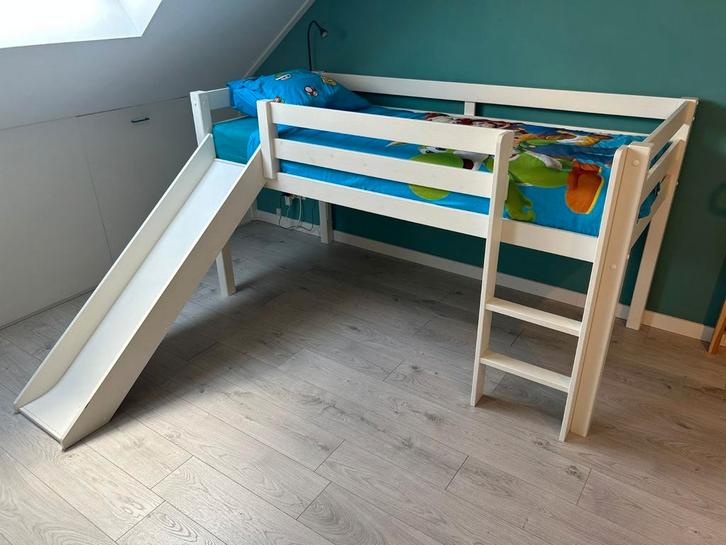 Hoogslaper met glijbaan (model Pino), Kinderen en Baby's, Kinderkamer | Stapelbedden en Hoogslapers, Zo goed als nieuw, Hoogslaper