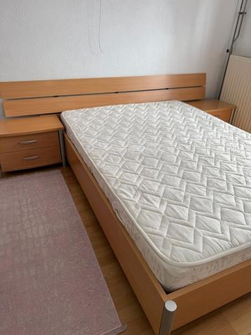 Slaapkamer met matras beschikbaar voor biedingen