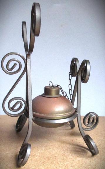 Olielamp antiek Olielampje~Gietijzer met krullen beschikbaar voor biedingen