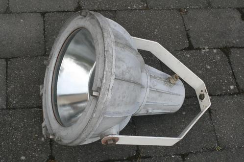Industriële gietijzeren spot voor op driepoot + gratis lamp, Huis en Inrichting, Lampen | Vloerlampen, Gebruikt, Metaal, Verzenden