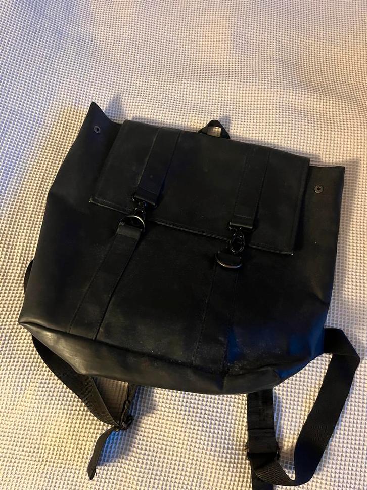 Zwarte Rains Rugzak, Sieraden, Tassen en Uiterlijk, Tassen | Rugtassen, Zo goed als nieuw, Overige merken, 25 tot 40 cm, 30 tot 45 cm