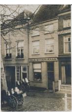 664H fotokaart Delft Achterom, rechts kapper op nr. 5, Ophalen of Verzenden, 1920 tot 1940, Ongelopen, Zuid-Holland