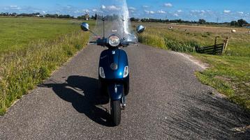 Vespa LX 50 45km donkerblauw beschikbaar voor biedingen
