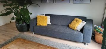 Comfortabele stoffen bank beschikbaar voor biedingen