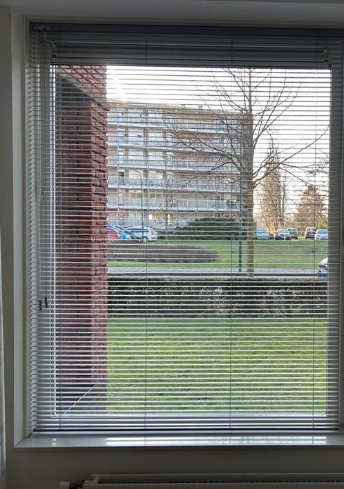 2x Luxaflex, grijs, kunststof kozijnen, 141,5 cm breed, Huis en Inrichting, Stoffering | Gordijnen en Lamellen, Gebruikt, 150 tot 200 cm