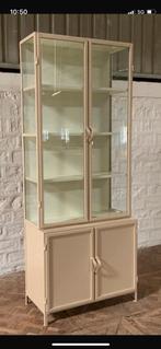 Buffetkast metaal zandkleur 95cm breed metaal VOORRAAD actie, 1 of 2 laden, VITRINEKAST ZANDKLEUR  bijzonder goed 95 breed metaal actie