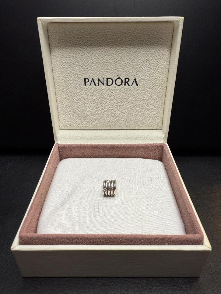 Gebruikte pandora swirl wrap wavy lines cubic zirkonias, Sieraden, Tassen en Uiterlijk, Bedels, Gebruikt, Pandora, Zilver, 1 bedel