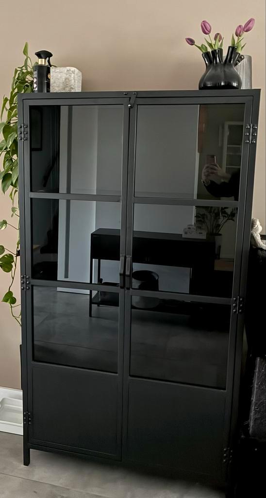 Zwarte metalen vitrinekast, Huis en Inrichting, Kasten | Vitrinekasten, Zo goed als nieuw, 150 tot 200 cm, 50 tot 100 cm, 25 tot 50 cm