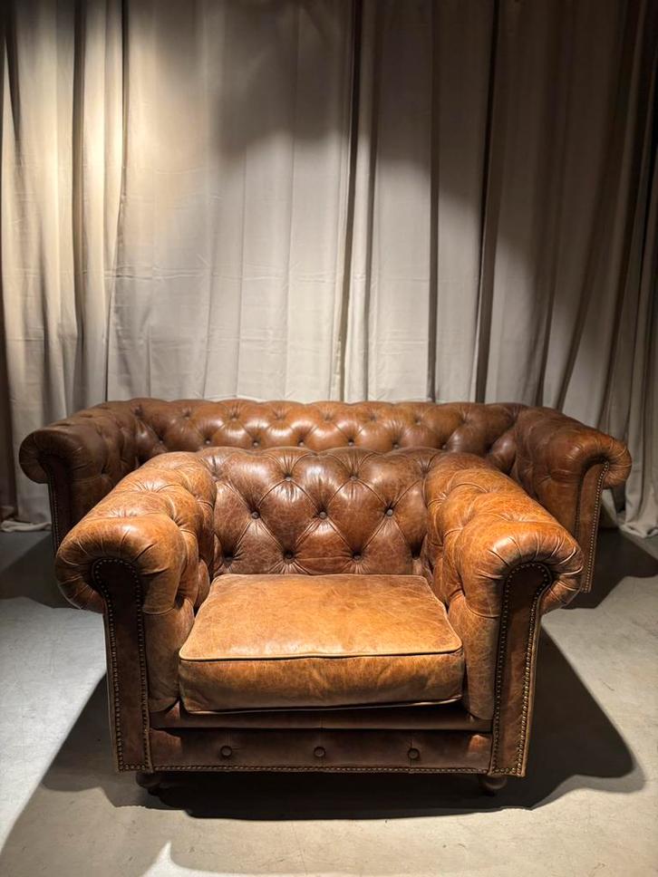 Stijlvolle Chesterfield Bank + Fauteuil Cognac bruin leer, Huis en Inrichting, Banken | Bankstellen, Zo goed als nieuw, Rechte bank