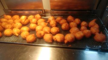 Oliebollen, Rozijnenbollen, Kaneelbollen beschikbaar voor biedingen
