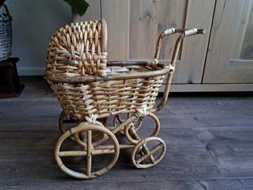 Vintage rotan poppen wagentje wiegje plantenbak 40-40-16 cm  beschikbaar voor biedingen