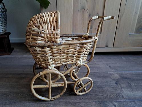 Vintage rotan poppen wagentje wiegje plantenbak 40-40-16 cm, Verzamelen, Retro, Ophalen of Verzenden