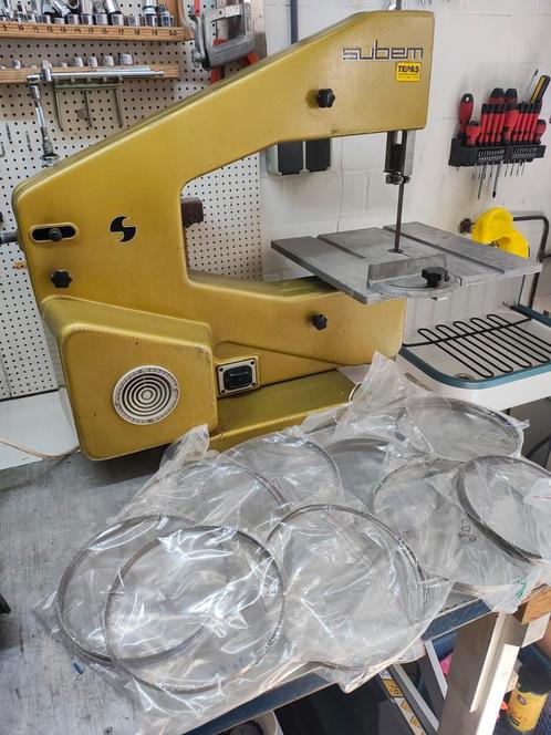 Lintzaag met aantal nieuwe zaaglinten, Doe-het-zelf en Verbouw, Gereedschap | Zaagmachines, Gebruikt, Lintzaag, Minder dan 600 watt