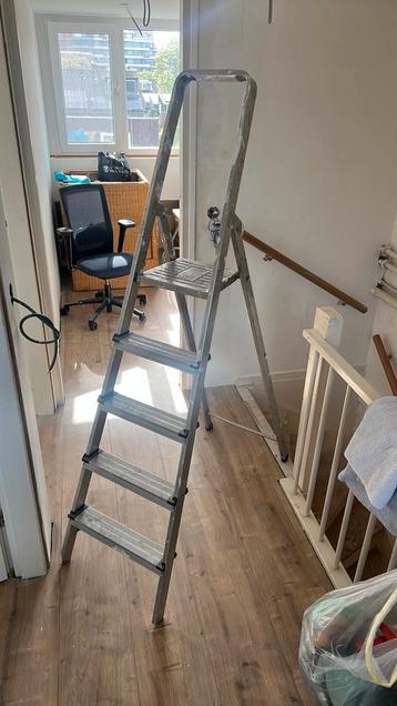 Altrex trap 5 treden beschikbaar voor biedingen