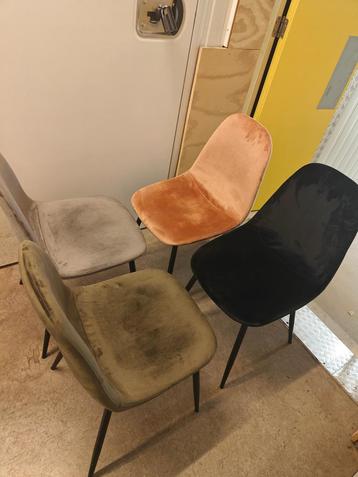 Vier (4) suède eetkamerstoelen - Roze, groen, grijs en zwart beschikbaar voor biedingen