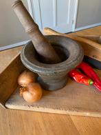 Brocante (zware) stenen vijzel met houten stamper, Antiek en Kunst, Antiek | Keukenbenodigdheden, Ophalen of Verzenden
