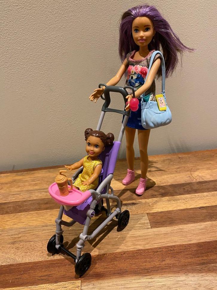 Barbie FJB00 Skipper Barbie met springende kinderwagen, Kinderen en Baby's, Speelgoed | Poppen, Zo goed als nieuw, Barbie, Ophalen of Verzenden