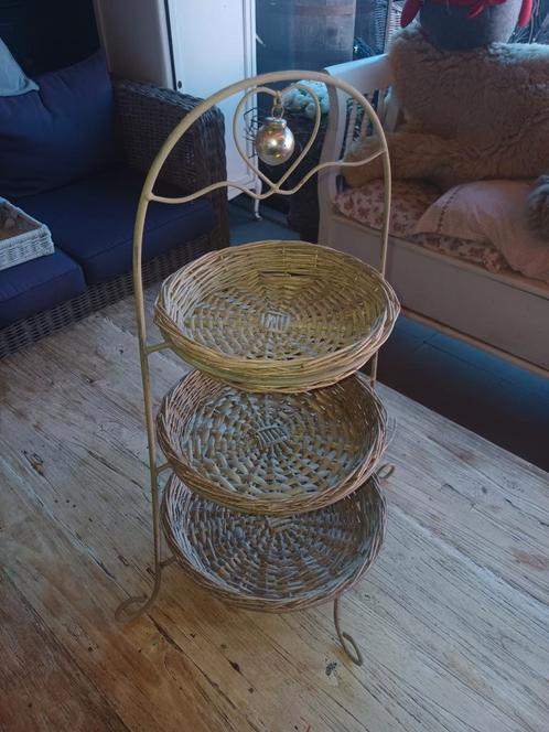 Landelijke Etagère met Rieten Mandjes, Huis en Inrichting, Woonaccessoires | Etagères, Gebruikt, Ophalen of Verzenden