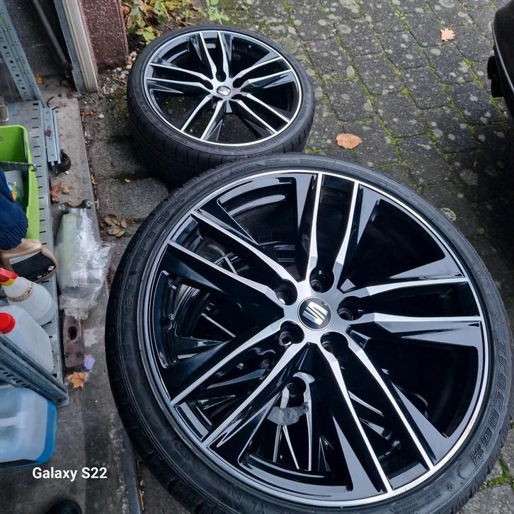 19 Seat Leon Cupra Fr  235 35R19 Golf Octavia 5x112, Auto-onderdelen, Banden en Velgen, Banden en Velgen, Winterbanden, 19 inch